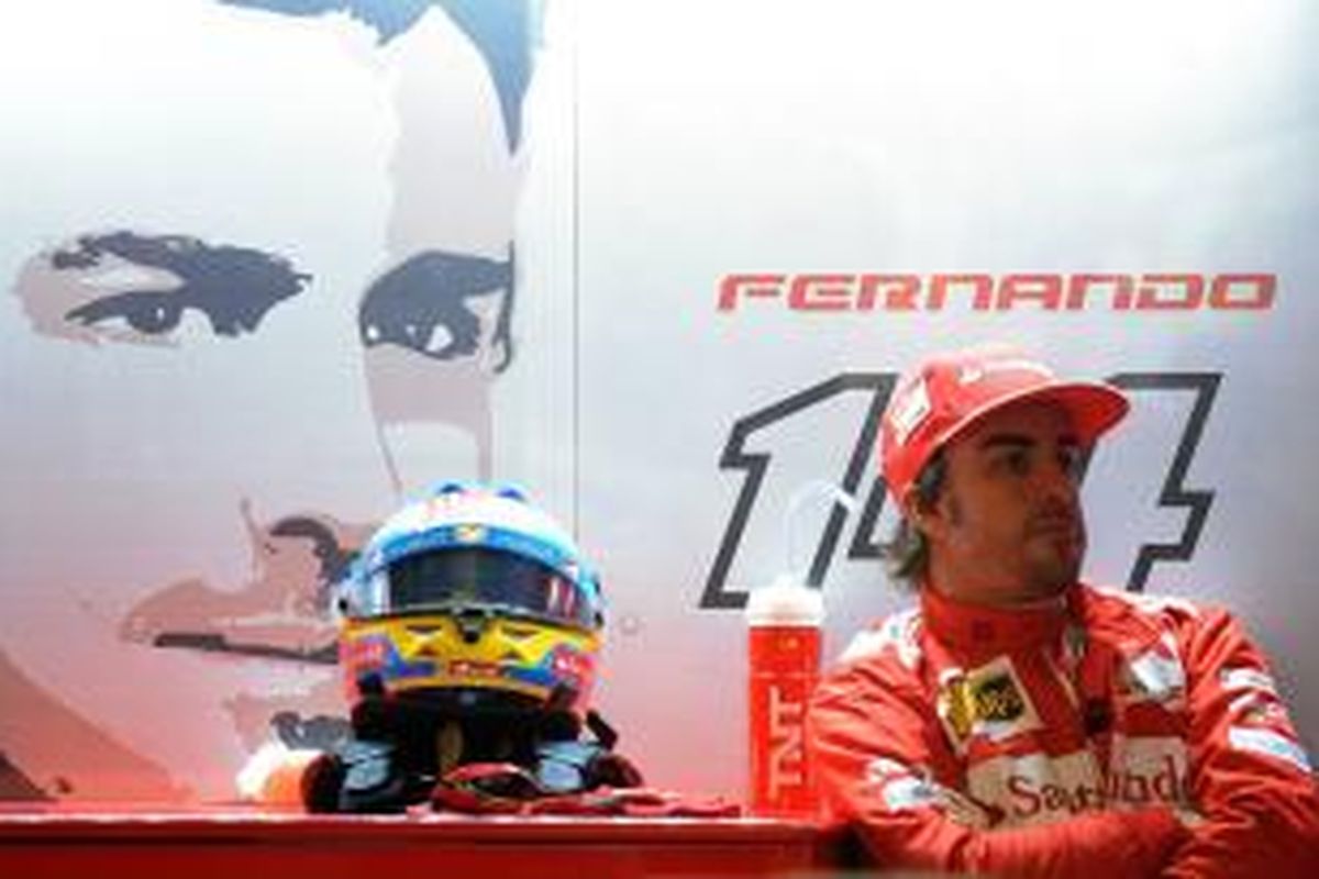 Pebalap Ferrari asal Spanyol, Fernando Alonso, beristirahat di pit sambil menunggu sesi kualifikasi GP China di Sirkuit Internasional Shanghai, Sabtu (19/4/2014).