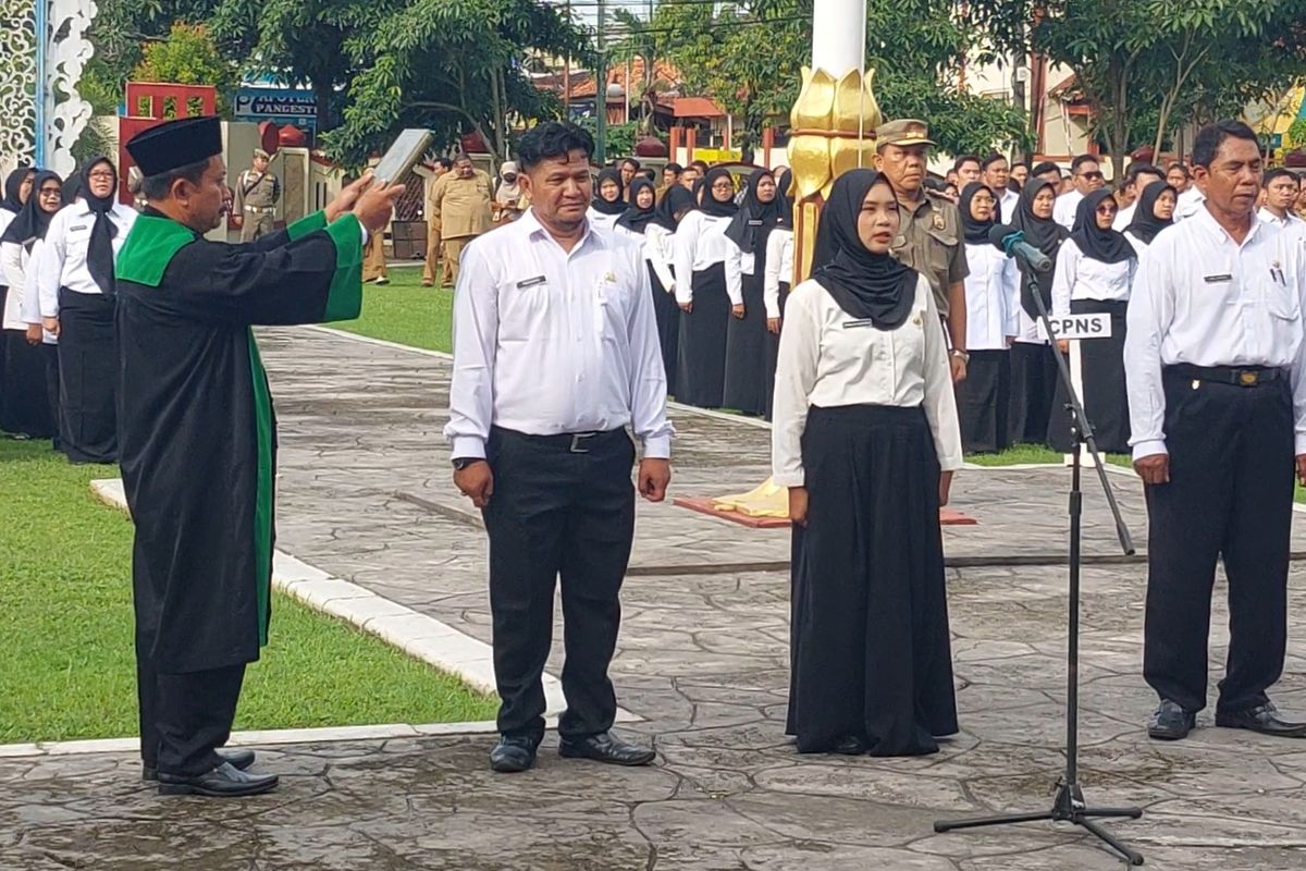 Proses pengambilan sumpah para CASN yang lolos di halaman kantor Pemkab Sumenep, Jawa Timur, Senin (21/4/2025).