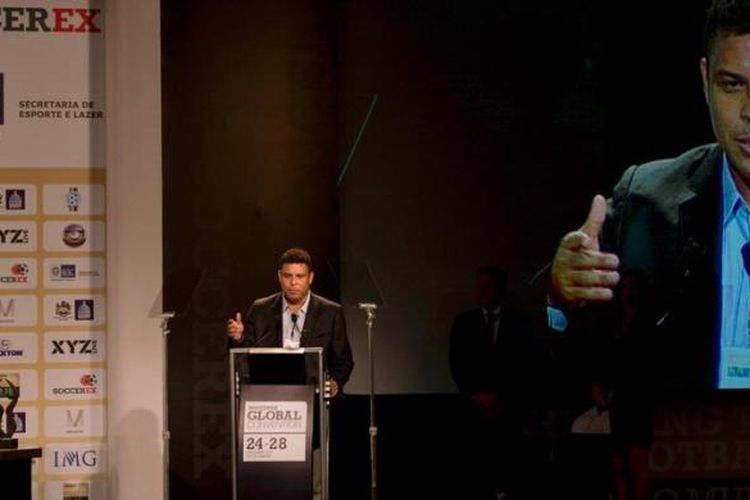 Legenda sepak bola Brasil, Ronaldo Nazario, bicara dalam konvensi sepak bola Soccerex, di Rio De Janeiro, 14 November 2012. 