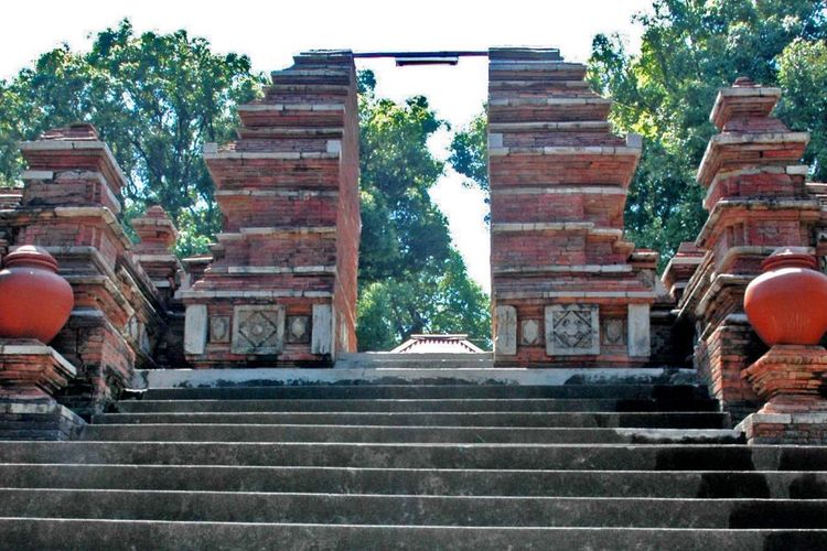 Gapura Supit Urang secara simbolis merupakan gapura pertama untuk masuk ke Kompleks Makam Imogiri.