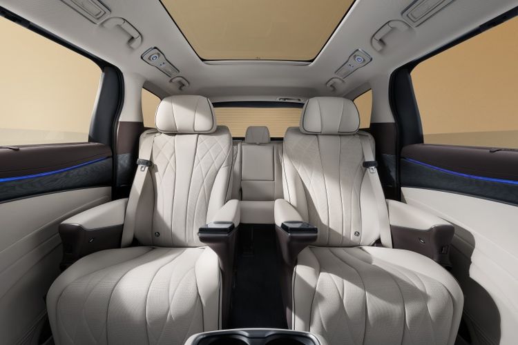 Bangku baris kedua Denza D9 dilengkapi fitur pijat (massage seat) serta sandaran kaki elektrik.