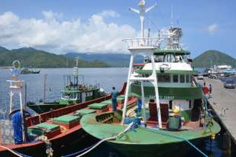 4 Kapal Nelayan Filipina yang dimankan kapal Komando Armada RI Kawasan Timur TNL AL KRI Karel Satsuit Tubun (356) saat melakukan patroli di kawasan perairan Indonesia Timur, Maluku Utara