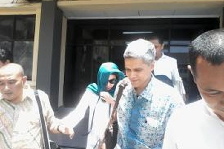 Tersangka Feriyani Lim mengenakan kerudung biru didampingi dua pengacaranya dari Polda Sulselbar hendak ke Kejari Makassar untuk pelimpahan tahap dua dalam kasus pemalsuan dokumen kependudukan, Senin (19/10/2015).