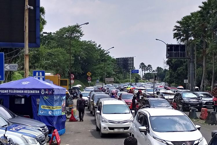 Situasi arus kendaraan di pintu keluar Gerbang Tol Ciawi, Simpang Gadog, Puncak Bogor, Jawa Barat.
