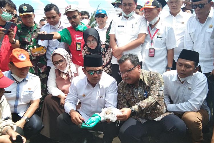 Gubernur Jawa Barat Ridwan Kamil bersama Direktur Pertamina EP Nanang Abdul Manaf dan Bupati Karawang Cellica Nurrachadiana saat meninjau lokasi terdampak di Desa Cemarajaya, Kecamatan Cibuaya, Kabupaten Karawang, Rabu (7/8/2019).