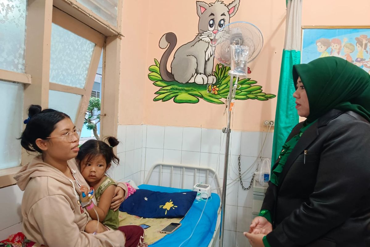 Foto: Balita di Situbondo Jawa Timur digigit ular kobra.