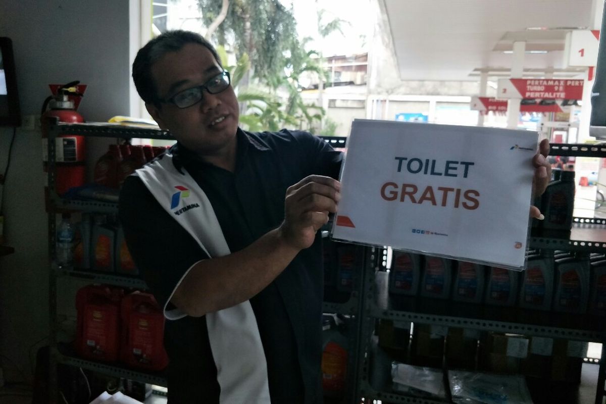 Stasiun pengisian bahan bakar umum (SPBU) yang berlokasi di kawasan Blok A, Kebayoran Baru, Jakarta Selatan, menempelkan stiker mengenai penggunaan toilet gratis, Selasa (23/11/2021).