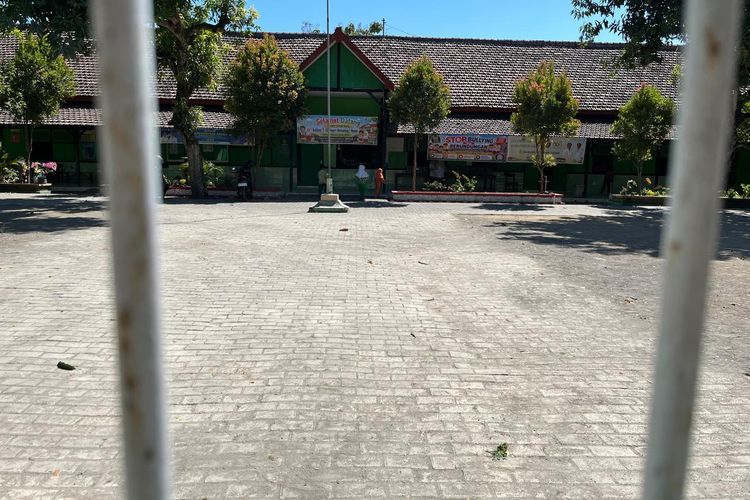 Orangtua Siswa SD di Ngawi Keluhkan 2 Kali Diminta Patungan Uang Pavingisasi Halaman Sekolah