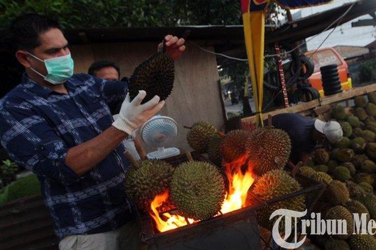 Ppenjual durian bakar di Medan, Sumatera Utara. 