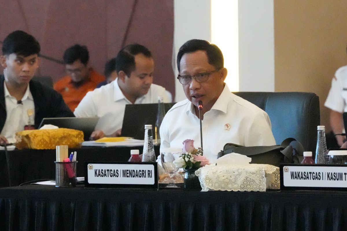 Ketua Satuan Tugas (Kasatgas) Percepatan Rehabilitasi dan Rekonstruksi (PRR) Pascabencana Sumatera Muhammad Tito Karnavian saat menghadiri Rapat Koordinasi (Rakor) dan Evaluasi Bersama Satgas Pemulihan Pascabencana DPR RI dan Satgas PRR Pascabencana Pemerintah di Gedung Nusantara IV DPR RI, Kompleks Parlemen Senayan, Jakarta, Rabu (18/2/2026). 