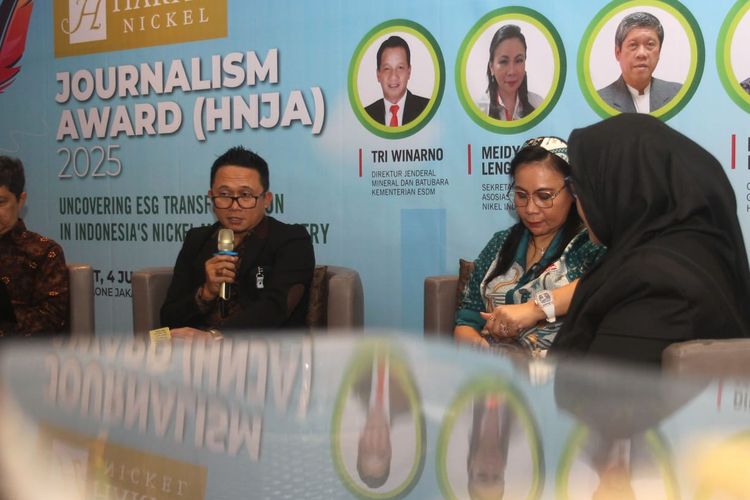 Dari kiri ke kanan, Hendra Gunawan, Direktur Teknik dan Lingkungan Mineral dan Batubara Kementerian Energi dan Sumber Daya Mineral (ESDM); Dindin Makinudin, Community Affairs General Manager Harita Nickel;  Meidy Katrin Lengkey, Sekretaris Jenderal Asosiasi Penambang Nikel Indonesia (APNI); serta Tri Budhi Soesilo, Akademisi Sekolah Ilmu Lingkungan Universitas Indonesia (via Zoom) dalam diskusi Energy Editor Society bertajuk Uncovering ESG Transformation in Indonesia?s Nickel Mining Industry di Jakarta, Jumat (4/7/2025).