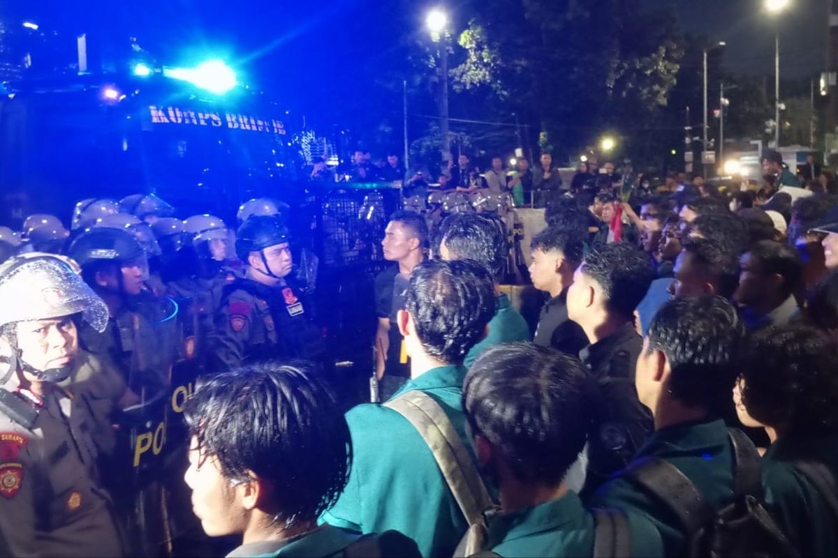 Demo Tolak PPN 12 Persen di Patung Kuda Berakhir Ricuh, Kepala Seorang Polisi Terluka