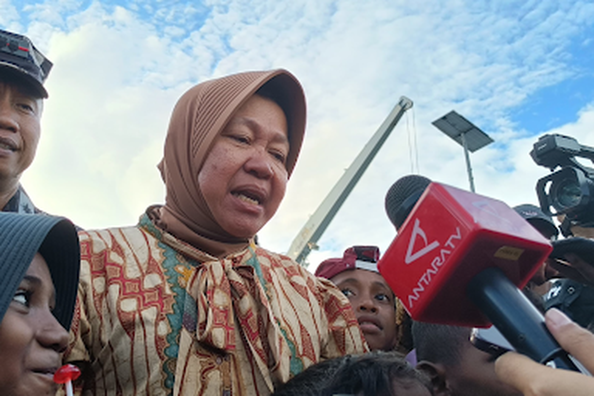 Mensos Tri Rismaharini memberikan penjelasan kepada media di sela-sela kegiatan Bakti Sosial Kemensos di Pulau Kei Besar, Kabupaten Maluku Tenggara, Provinsi Maluku, Rabu (24/7/2024).