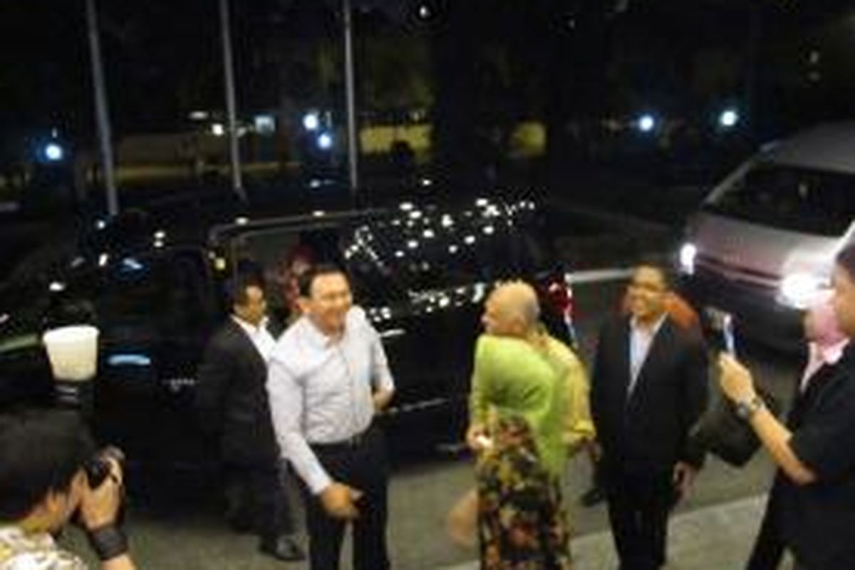 Duta Besar Indonesia untuk Singapura Dr Andri Hadi menyambut kedatangan Gubernur DKI Jakarta Basuki Tjahaja Purnama yang tiba di KBRI Singapura untuk forum “Bincang 1 Jam Bersama Ahok”