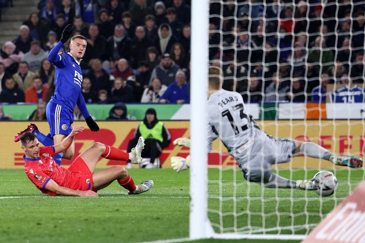 Jamie Vardy saat bertanding dalam laga Leicester City vs Blackburn Rovers pada putaran kelima Piala FA 2022-2023 di Stadion King Power, Rabu (1/3/2023) dini hari WIB. Leicester City tersingkir usai kalah 1-2. (Foto oleh Darren Staples / AFP)