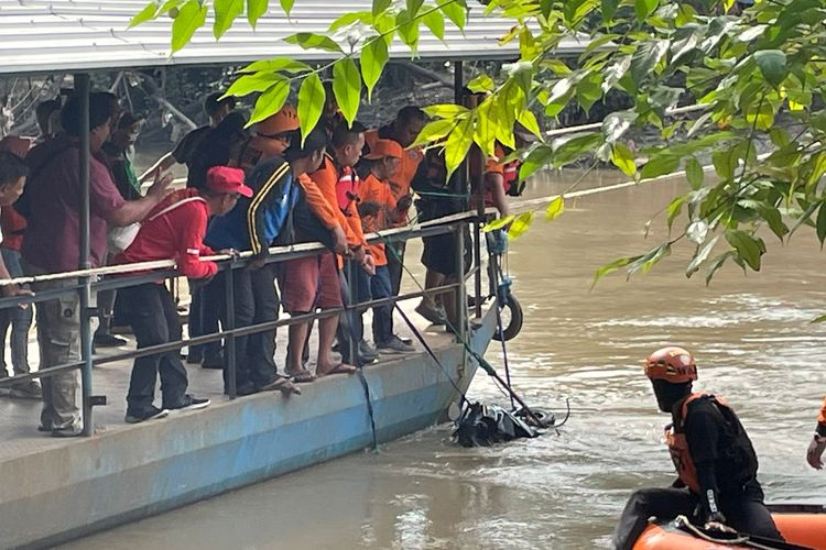 Proses pencarian bapak dan anak tenggelam di Sungai Kalimas, Jumat (19/4/2024).