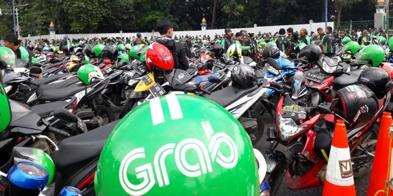 Ribuan diver GrabBike menggelar aksi unjuk rasa, Kamis (5/1/2017).