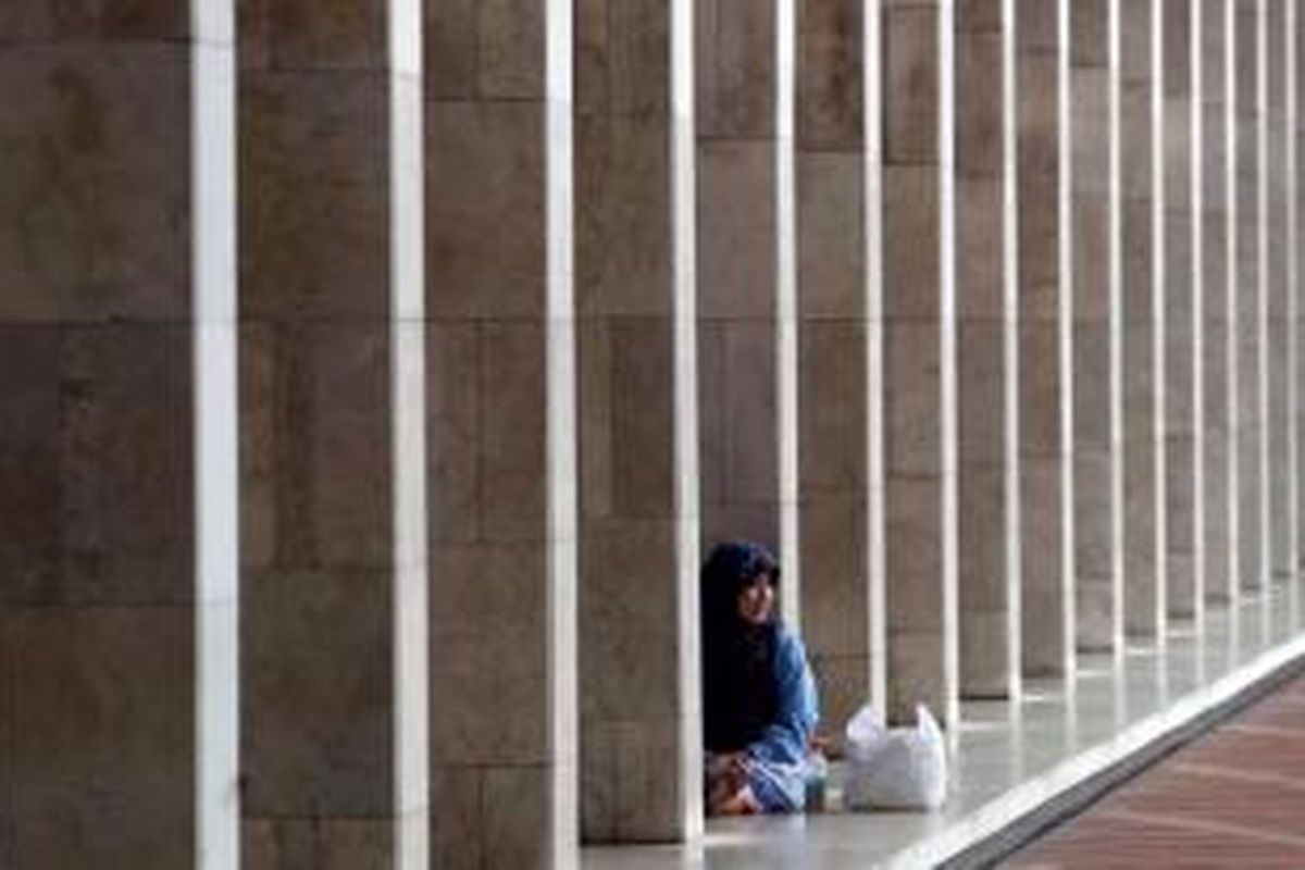 Seorang warga berdiam diri di Masjid Istiqlal, Jakarta, 10 Juli 2013. Puasa Ramadhan diisi warga dengan kegiatan ibadah di masjid.