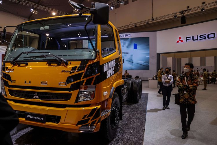 Suasana saat pameran kendaraan Mitsubishi Fuso dalam gelaran GAIKINDO Indonesia International Auto Show (GIIAS) 2021 di ICE, BSD, Tangerang Selatan, Kamis (11/11/2021). PT Krama Yudha Tiga Berlian Motors (KTB) memperkenalkan New Mining Spec terbarunya pada pembukaan Gaikindo Indonesia International Auto Show (GIIAS).