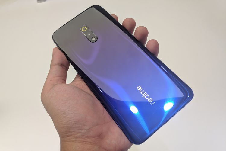 Realme X varian warna biru.