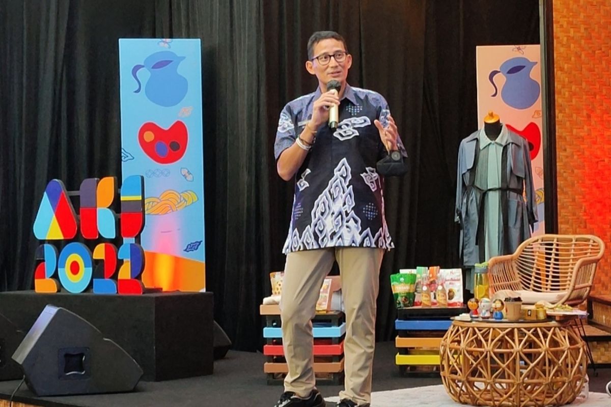 Sandiaga Salahudin Uno, Menteri Pariwisata dan Ekonomi Kreatif (Menparekraf) menemui sejumlah pelaku industry kreatif di Grage City Mall Kota Cirebon, Minggu (19/6/2022).