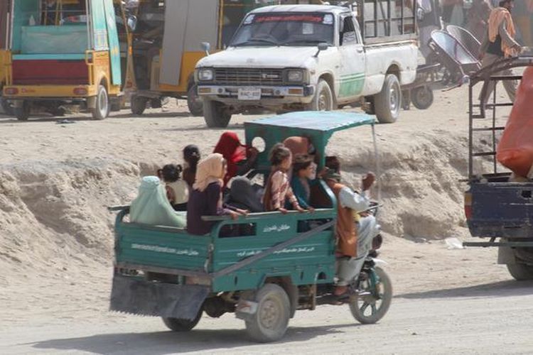 Banyak warga Afghanistan berusaha melarikan diri dari negara itu untuk menghindar dari Taliban.

