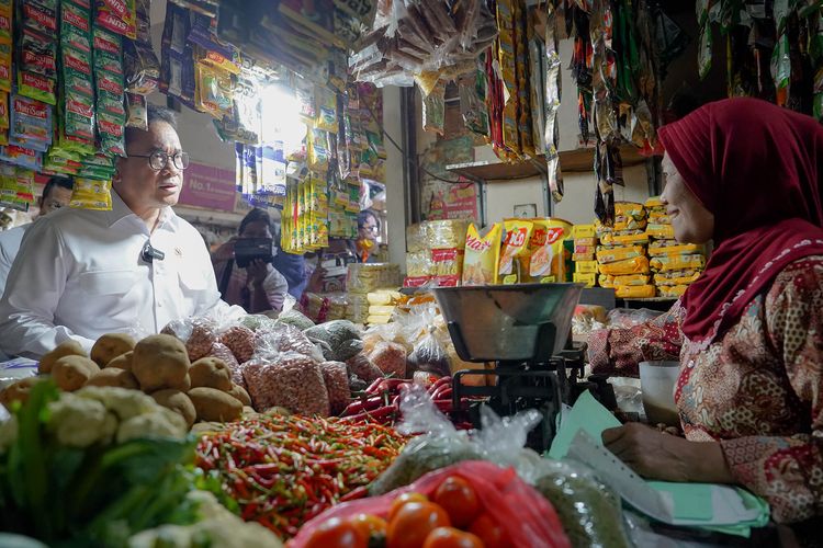 Mendag Budi Santoso memantau harga dan ketersediaan bapok di Pasar Tambahrejo, Surabaya, Jawa Timur pada Selasa, (3/12/2024).