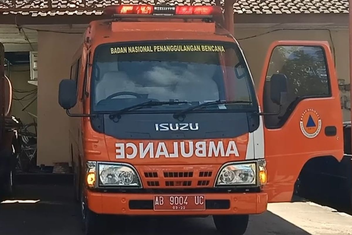 Tangkapan layar ambulan Isuzu Elf AB 9004 UC yang dipakai menjemput jenazah isoman Covid-19 di Kulon Progo, Daerah Istimewa Yogyakarta.