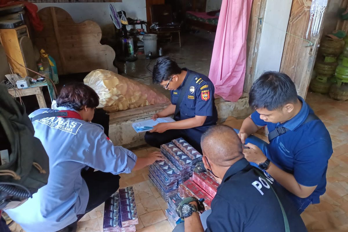 Foto: Satpol PP dan Bea Cukai melakukan penyitaan puluhan ribu batang rokok ilegal siap edar.