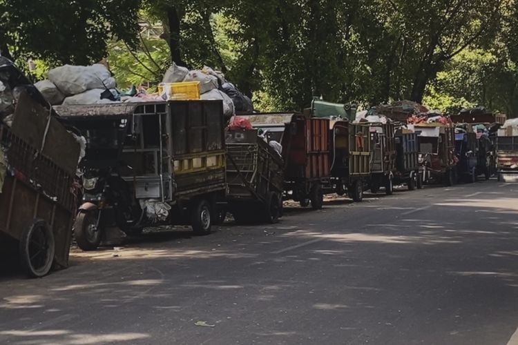 Gerobak Sampah Antre di TPS Rawajati Disebut Imbas Longsornya Bantargebang