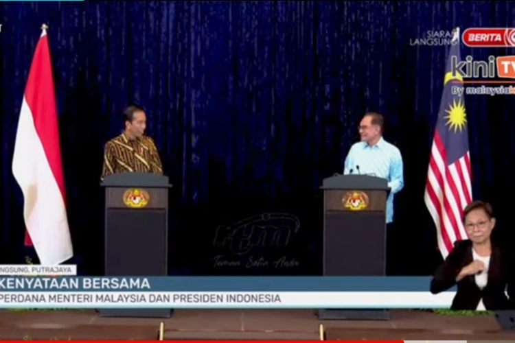 Presiden Joko Widodo saat memberikan keterangan pers bersama PM Malaysia, Anwar Ibrahim di Putrajaya, Malaysia, Kamis (8/6/2023).