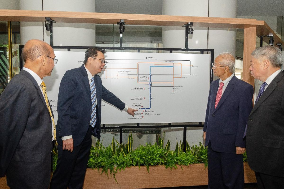 Chairman Intiland Development Hendro S Gondokusumo mendapat penjelasan dari Direktur Keuangan Archied Notopradono usai RUPST, di Jakarta, Kamis (15/5/2019).