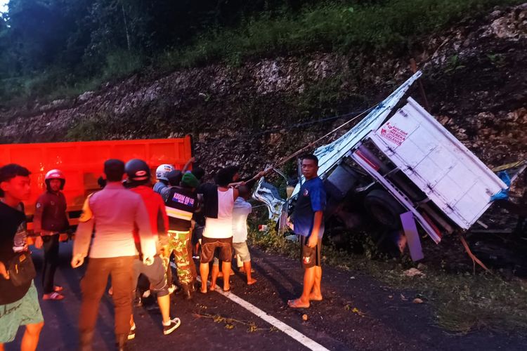 Sebuah truk di jalur Lintas Selatan, Kecamatan Bantur, Kabupaten Malang mengalami kecelakaan diduga akibat pengemudi dalam pengaruh miras, Sabtu (29/4/2023).