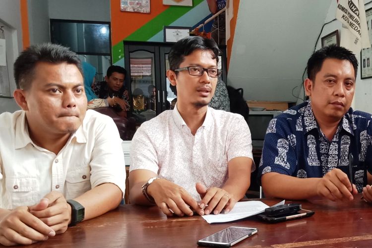 Ketua KPU Kota Medan Agussyah Ramadani (dua dari kanan) bersama Komisioner KPU Medan Divisi Teknis Penyelenggara Rinaldi Khair (tiga dari kanan), saat memberikan keterangan pers, Rabu (24/4/2019)