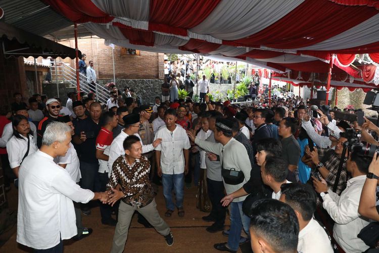 Gubernur Jawa Tengah, Ganjar Pranowo menggelar open house di kediamannya di Griya Suparni, Kecamatan Tawangmangu, Kabupaten Karanganyar, Senin (24/4/2023). Acara dalam momen Idul Fitri 1444 H terbuka untuk warga Tawangmangu dan sekitarnya.