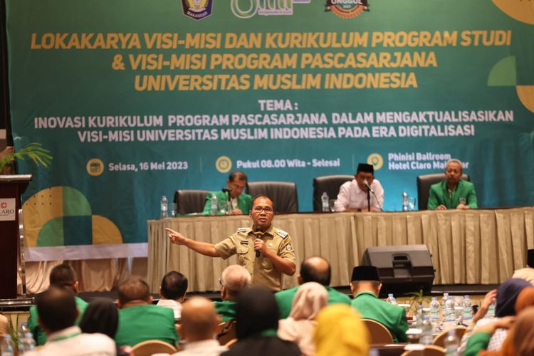 Wali Kota (Walkot) Makassar Mohammad Ramdhan Pomanto saat menjadi pemateri dalam Lokakarya Visi-Misi dan Kurikulum Program Pascasarjana Universitas Muslim Indonesia (UMI) dengan tema Tantangan dan Strategi Peningkatan Daya Saing dalam Pemenuhan Kebutuhan Dunia Kerja di Hotel Claro, Selasa, (16/05/2023).
