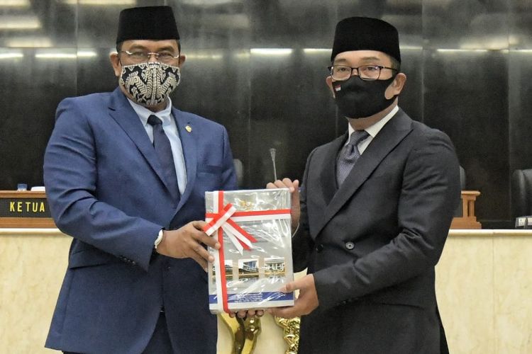 Gubernur Jawa Barat Ridwan Kamil dalam Rapat Paripurna DPRD Prov Jabar: Penyerahan LHP BPK RI atas Laporan Keuangan Pemdaprov Jabar TA 2019 di Gedung DPRD Jabar, Kota Bandung, Selasa (30/6/2020)