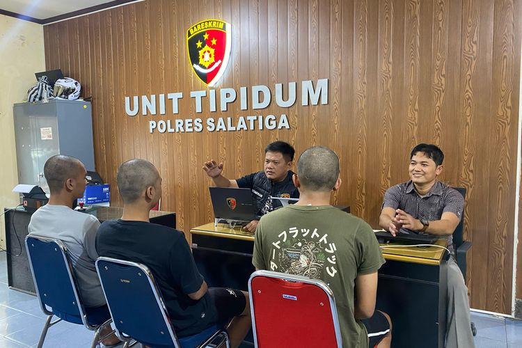 Penyidik Satreskrim Polres Salatiga memeriksa komplotan pencuri sepatu di PT. SCI