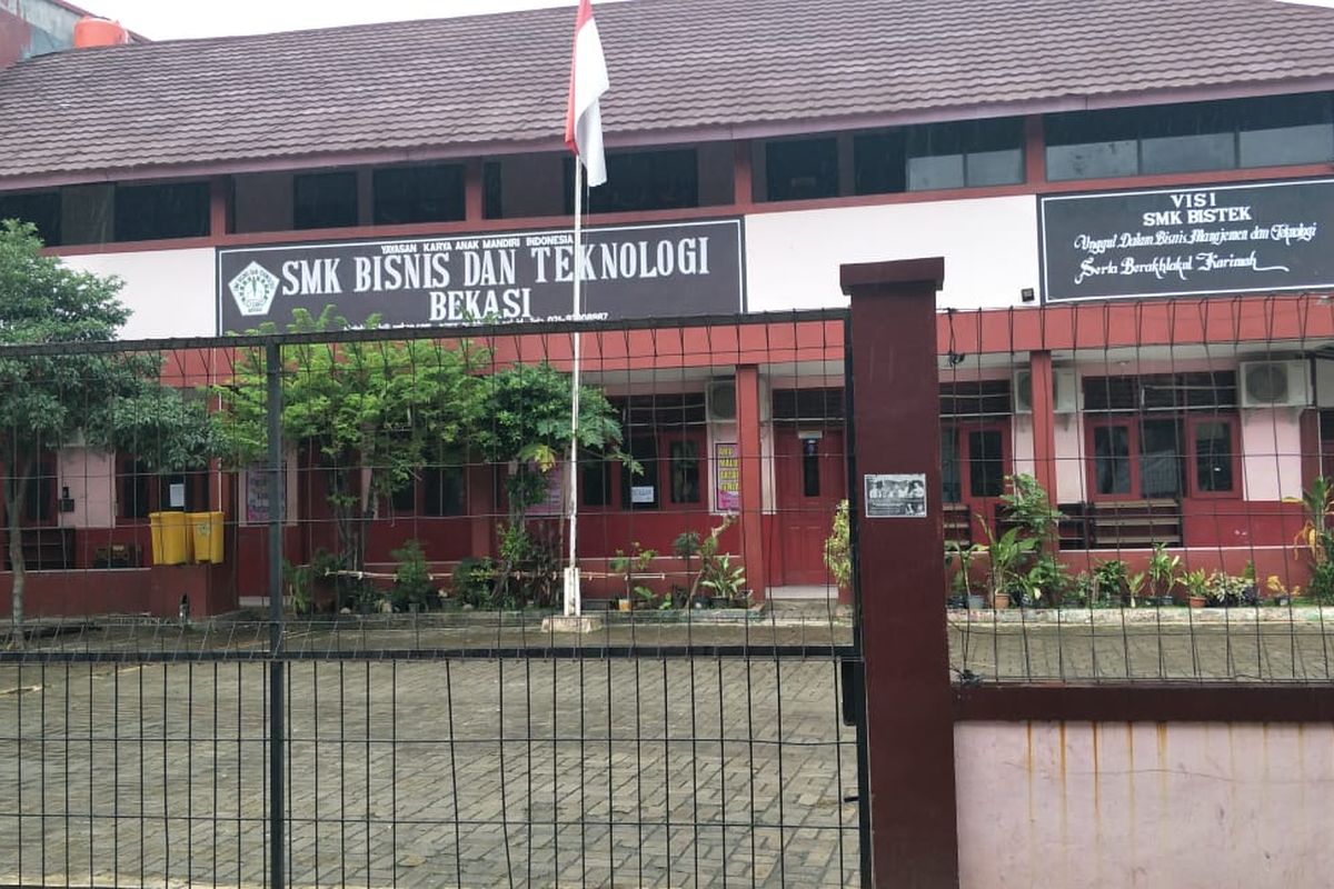 Foto sekolah SMK Bisnis dan Teknologi Cikunir, Bekasi, Jumat (7/2/2020(.