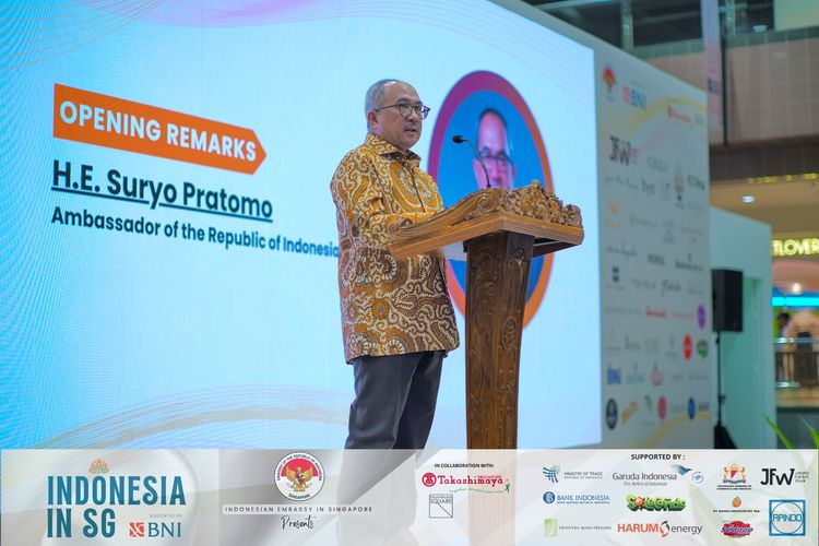 Duta Besar Indonesia untuk Singapura, Suryo Pratomo, saat memberikan sambutan di pameran Indonesia in SG: New Horizon of Sustainable Indonesia, yang digelar pada 17 April 2024 pukul 15.00 waktu setempat.