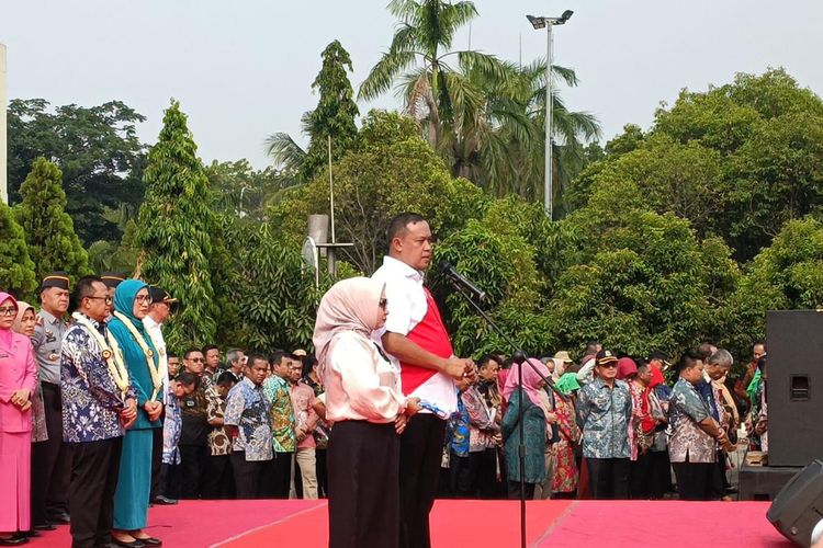 Eks Wali Kota Bekasi Tri Adhianto yang menyampaikan pidato perpisahan untuk terakhir kalinya di lapangan Pemerintahan Kota Bekasi, Kamis (21/9/2023). Tri tampak bercucuran air mata ketika membacakan pidato terakhirnya di depan apatur sipil negara (ASN) Kota Bekasi.