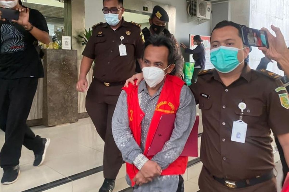 Salah satu tersangka korupsi di bank BUMD Cilegon dibawa petugas kejaksaan negeri, Rabu (13/4/2022).
