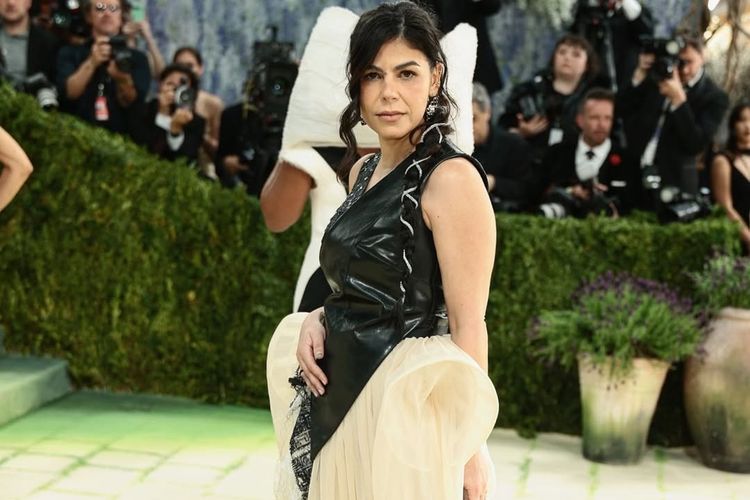 Tangkapan layar akun Instagram  Samar Hejazi @samarhejazi. Gaun couture hingga sepatu mewah rancangan desainer Arab mencuri perhatian di Met Gala 2026.