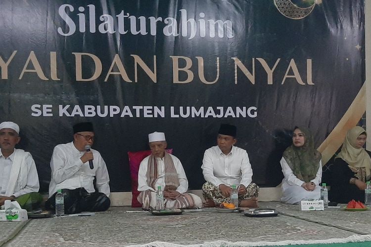 Cak Thoriq ajak Ning Fika pamit kyai di Lumajang, Jumat (9/8/2024)