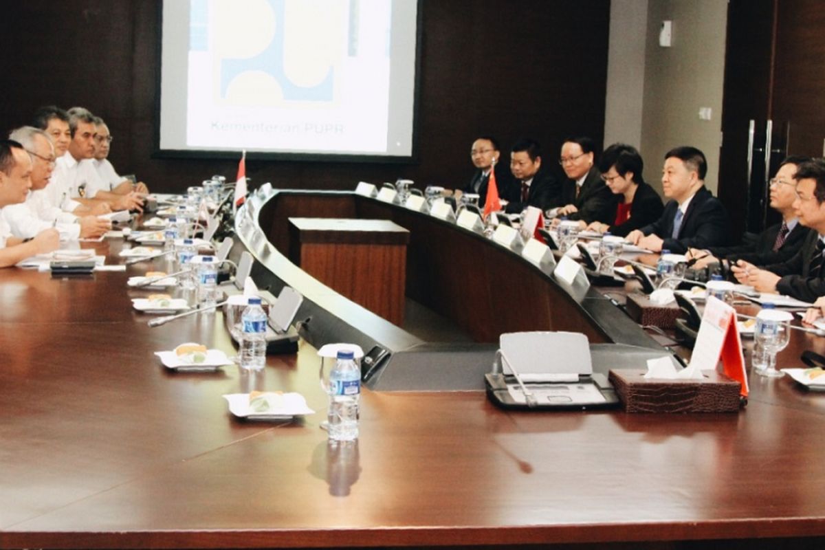 Menteri PUPR Basuki Hadimuljono menerima kunjungan Vice Minister of Water Resources and Vice Minister of Ministry of Emergency Management China YE Jianchun di kantor Kementerian PUPR, Jakarta, Rabu (17/10/2018). 