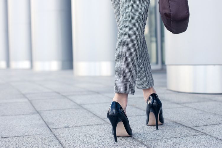 Ilustrasi wanita memakai sepatu hak tinggi atau heels