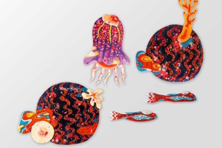 Karya seni kontemporer yang dibuat dari lombah plastik