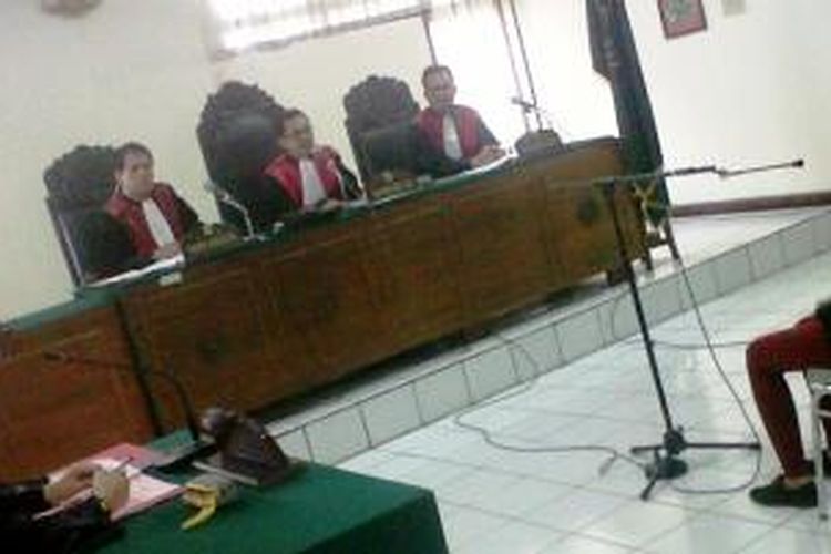 Florence Sihombing saat menjalani sidang perdana di PN Yogyakarta, Rabu (12/11/2014).