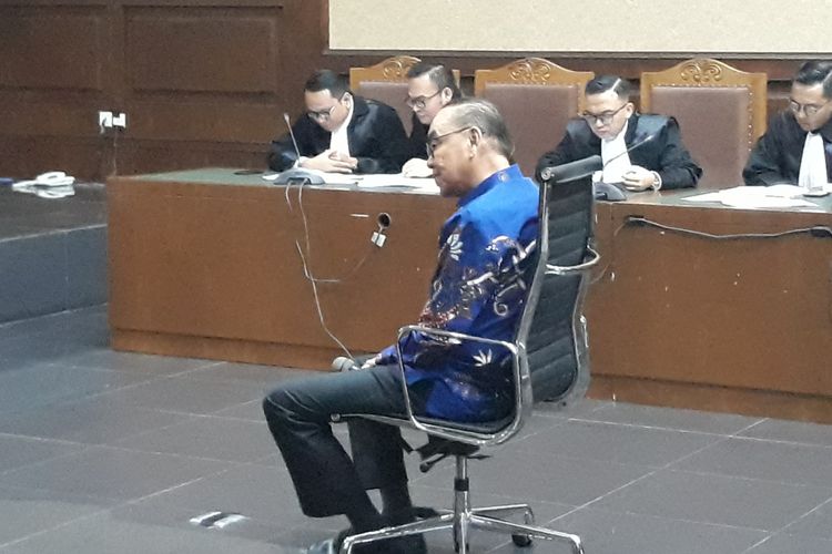 Johannes Budisutrisno Kotjo selaku pemegang saham Blackgold Natural Resources Ltd duduk di kursi terdakwa di Pengadilan Tipikor Jakarta, Kamis (4/10/2018).