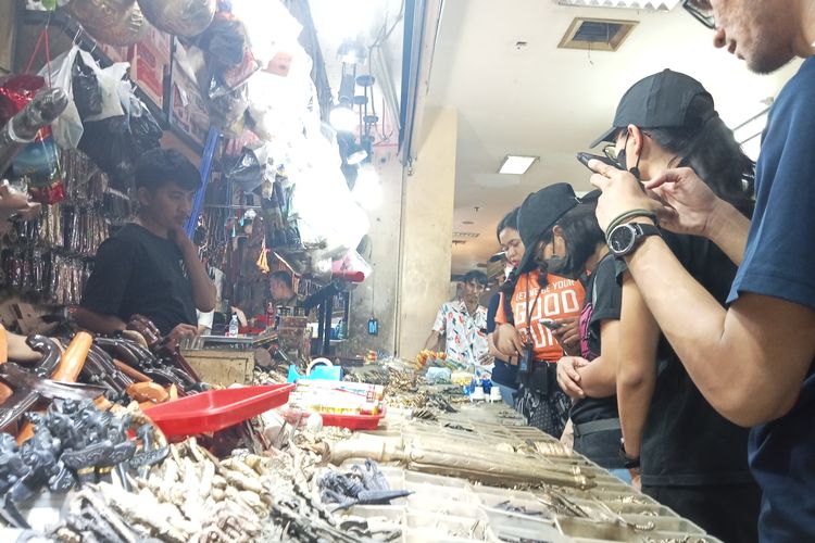 Peserta tur di pasar batu akik Jatinegara.